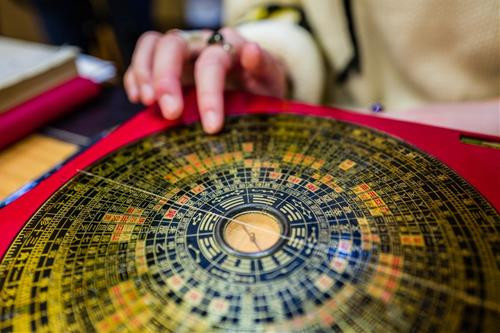 Cổ sử viết về ông như sau: “Quách Phác hiểu biết bao la, biết thiên văn, địa lý, quy thủ long đồ, hào tượng sấm vĩ – là những môn coi bói bằng mu rùa, quẻ, thẻ, lời sấm truyền – yên mộ lo nhà ở, không có gì không tinh thâm…”.