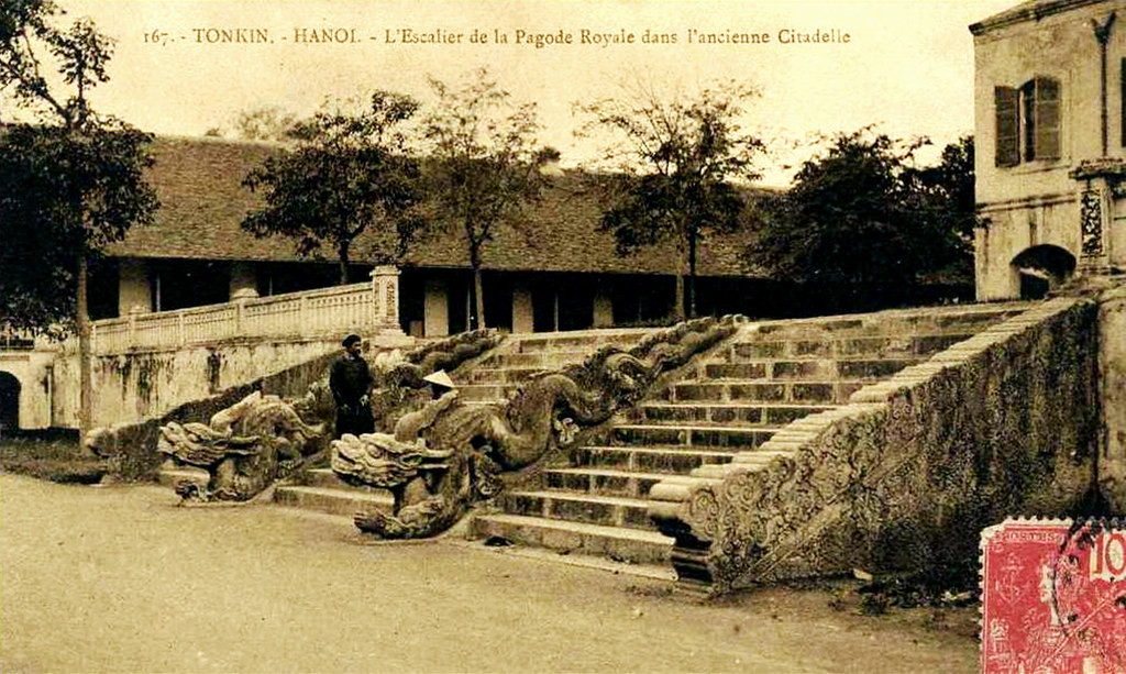 Theo “Đại Việt Sử ký toàn thư”, điện Kính Thiên được xây dựng năm 1428 đời Vua Lê Thái Tổ và hoàn thiện vào đời vua Lê Thánh Tông. Điện được xây dựng trên núi Nùng, ngay trên nền cũ của cung Càn Nguyên – Thiên An thời Lý, Trần.