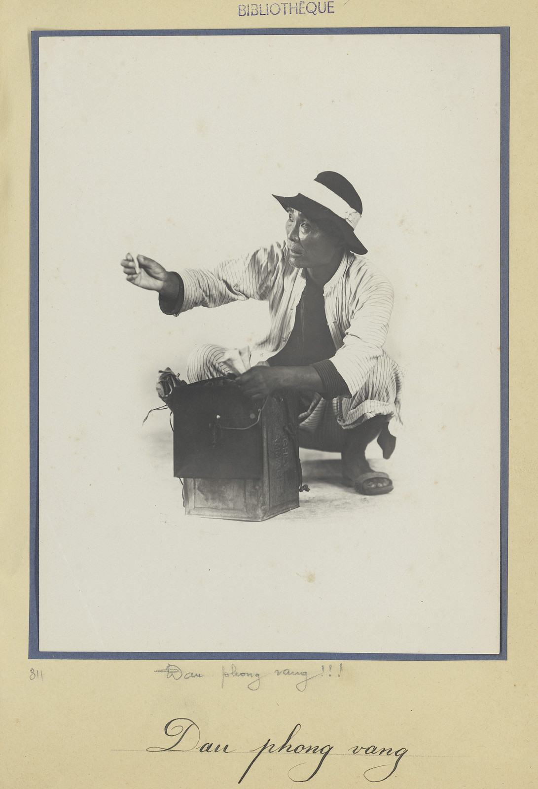 Người bán đậu phộng rang.