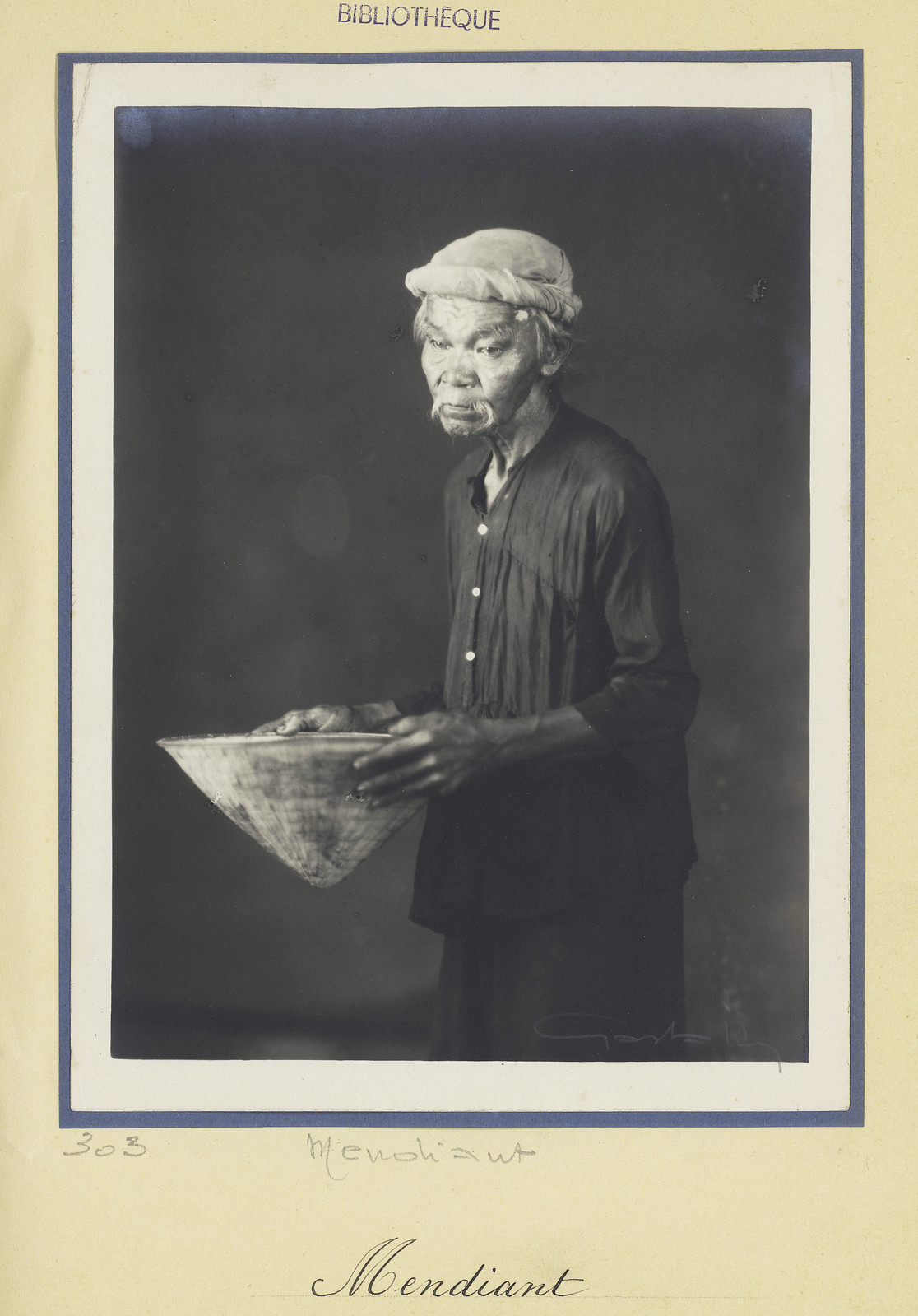 Ông lão hành khất với chiếc nón lá trong tay.