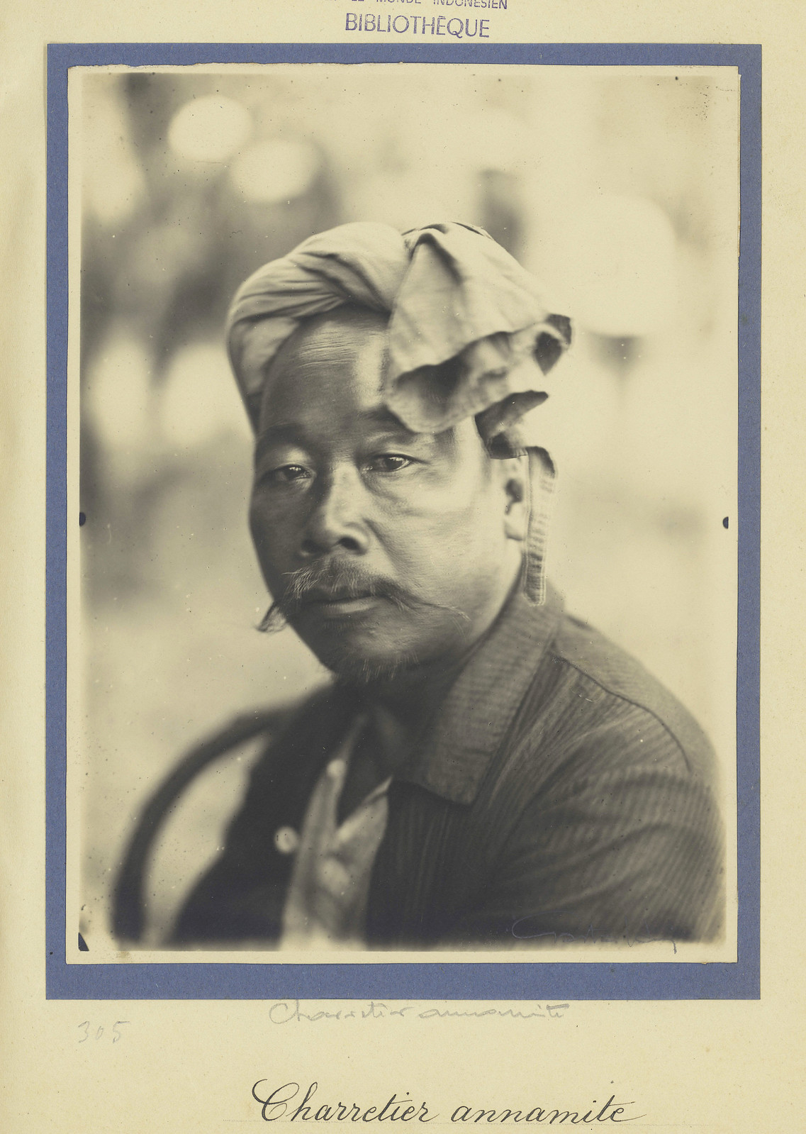 Một thợ chạm khắc trung niên.