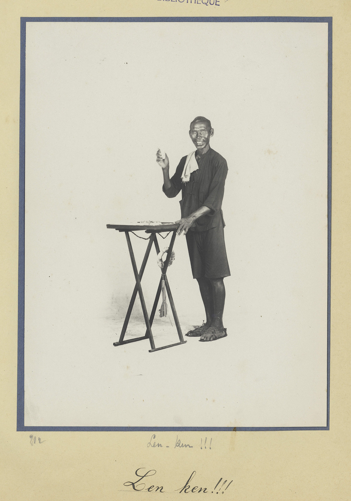 Một người bán hàng rong. Người chụp ảnh không rõ ông bán thứ gì, chỉ biết là quầy của ông phát ra tiếng leng keng vui tai.