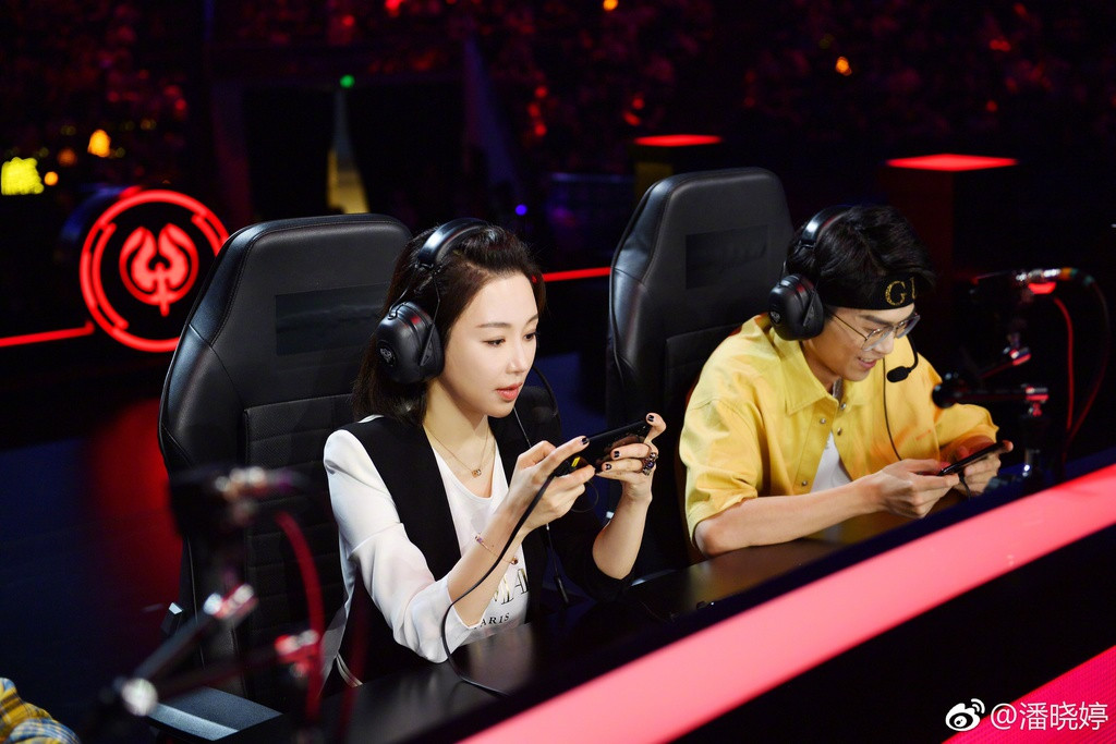 Cô còn là người đại diện cho một hãng game lớn ở Trung Quốc và nhiều lần trực tiếp tham dự các giải điện tử. Ngoài ra, Hiểu Đình hoạt động trong lĩnh vực diễn xuất, ca hát. Xinh đẹp và tài năng, nhưng Hiểu Đình vẫn lẻ bóng ở tuổi 38. Cô từng tiết lộ lý do độc thân bởi tiêu chuẩn chọn bạn đời quá cao. Trang cá nhân của cô hiện có gần 3 triệu người theo dõi.