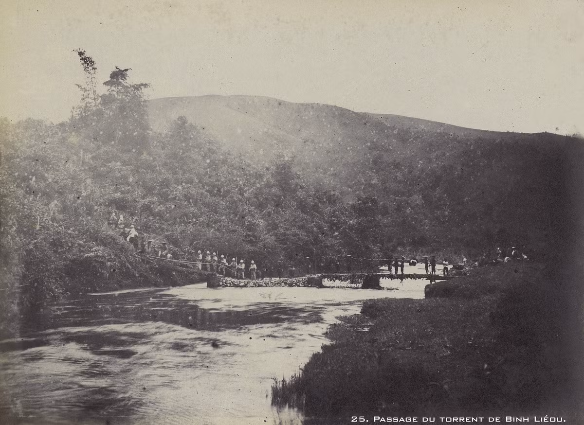 Một con đường đi qua dòng suối nước chảy xiết ở Bình Liêu, Quảng Ninh, vùng Đông Bắc Bộ năm 1899. Những hình ảnh được lưu giữ trong album ảnh của ông Corpi. M,một kỹ sư người Pháp làm việc tại Đông Dương cuối thế kỷ 19.