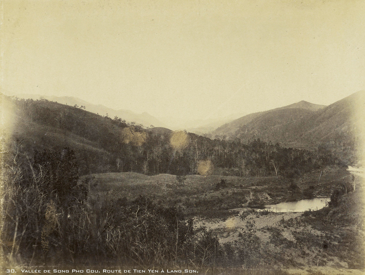 Thung lũng sông Phố Cũ, trên đường từ Tiên Yên đi Lạng Sơn.