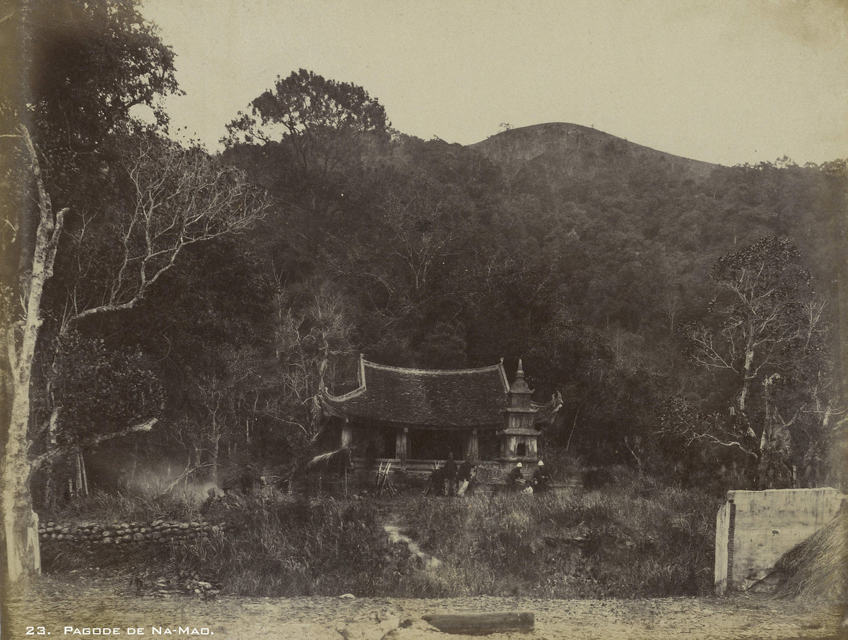 Một ngôi chùa nhỏ giữa núi rừng.