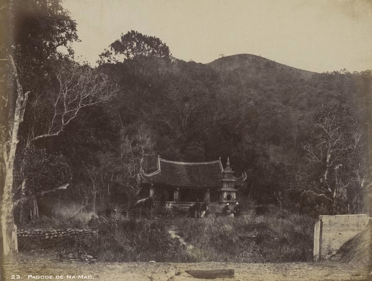 Một ngôi chùa nhỏ giữa núi rừng.