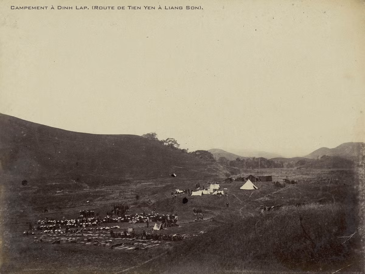 Trại dừng nghỉ tại Đình Lập, trên đường từ Tiên Yên đi Lạng Sơn.