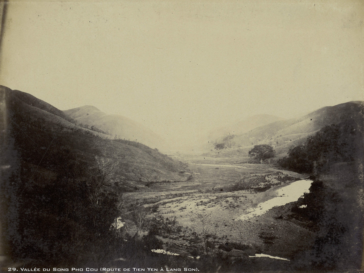 Thung lũng sông Phố Cũ, trên đường từ Tiên Yên đi Lạng Sơn.