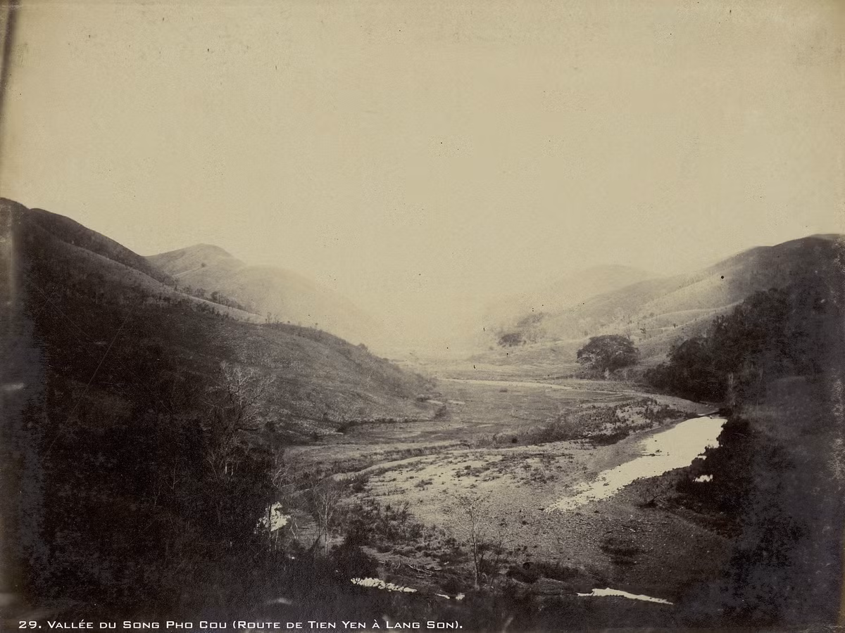 Thung lũng sông Phố Cũ, trên đường từ Tiên Yên đi Lạng Sơn.