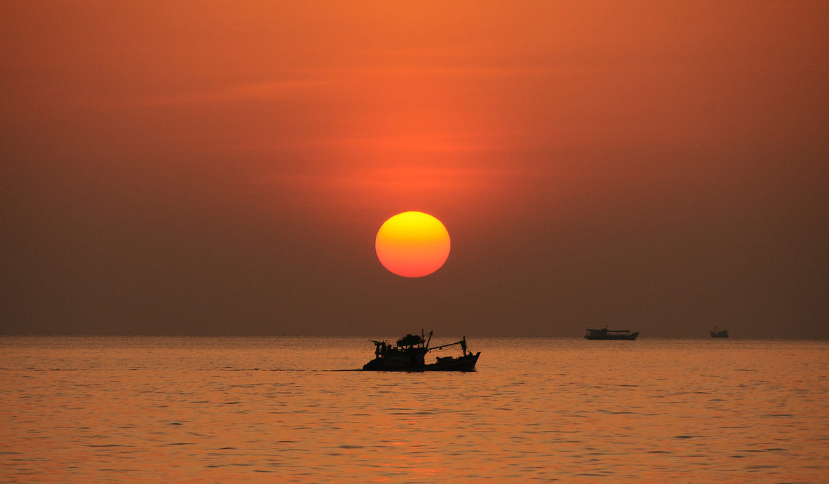 Hoàng hôn trên biển Phú Quốc. Ảnh: Teemu Kiiskinen / 500px.com.