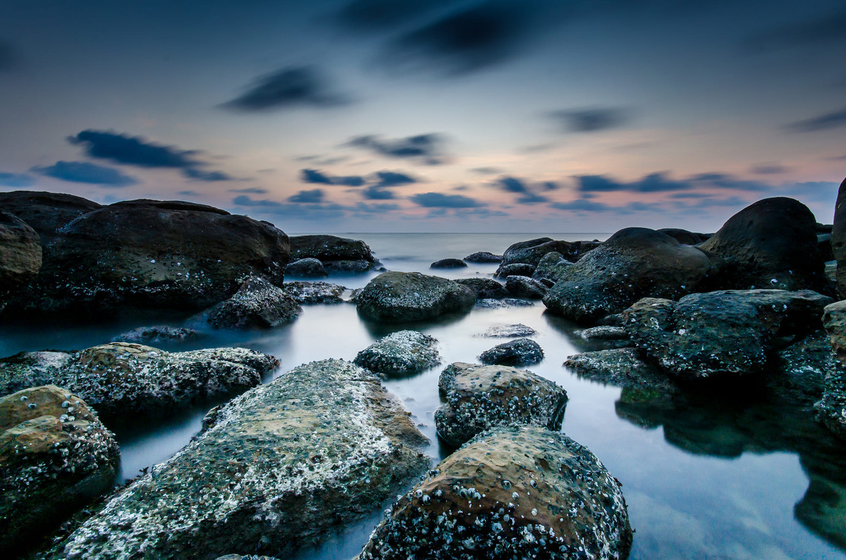 Khung cảnh ma mị tại một bãi đá lúc chạng vạng ở Phú Quốc. Ảnh: Fabian Leitz / 500px.com.