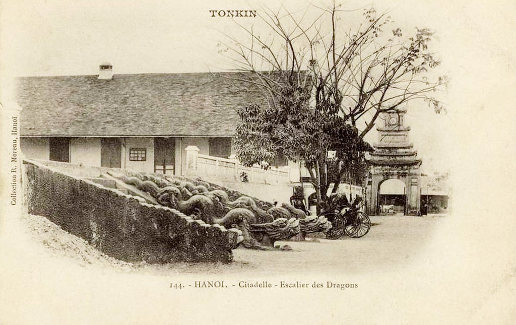 Thời Pháp thuộc, vào năm 1886, thực dân Pháp phá bỏ hành cung Kính Thiên và xây dựng trụ sở chỉ huy pháo binh tại đây. Ngôi nhà này được gọi là nhà Con Rồng (hay còn gọi là Long Trì), do phía trước và sau đều có rồng đá chầu.