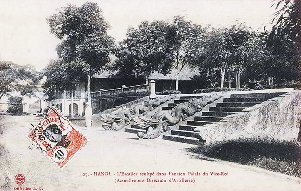 Điện Kính Thiên là cung điện quan trọng bậc nhất kinh thành Thăng Long xưa, là nơi cử hành các nghi lễ long trọng nhất của triều đình, nơi đón tiếp sứ giả nước ngoài và là nơi thiết triều bàn những việc quốc gia đại sự.