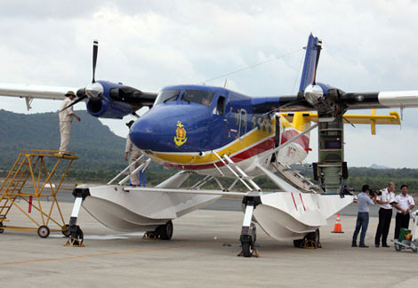 DHC-6 VNT-777 trước giờ cất cánh tìm kiếm máy bay Malaysia gặp nạn.