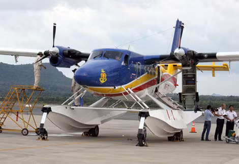 DHC-6 VNT-777 trước giờ cất cánh tìm kiếm máy bay Malaysia gặp nạn.