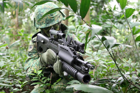 SAR-21 với ống phóng lựu kẹp nòng.