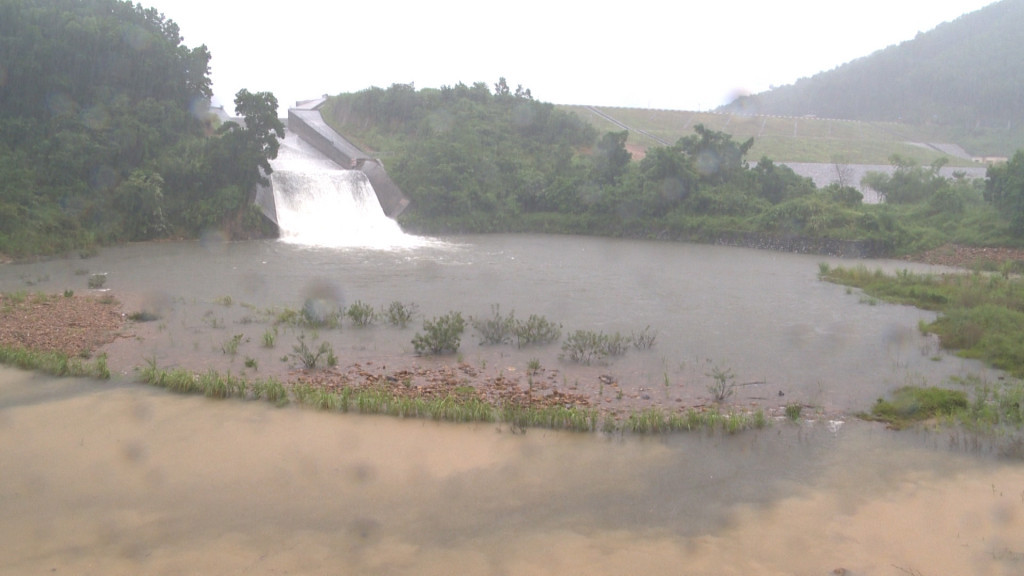 Đến đầu giờ chiều nay, cơ bản các điểm ngập lụt trên địa bàn TP Cẩm Phả đã được xử lý, khắc phục. (Nước hồ Cao Vân tràn xuống khu vực hạ lưu)