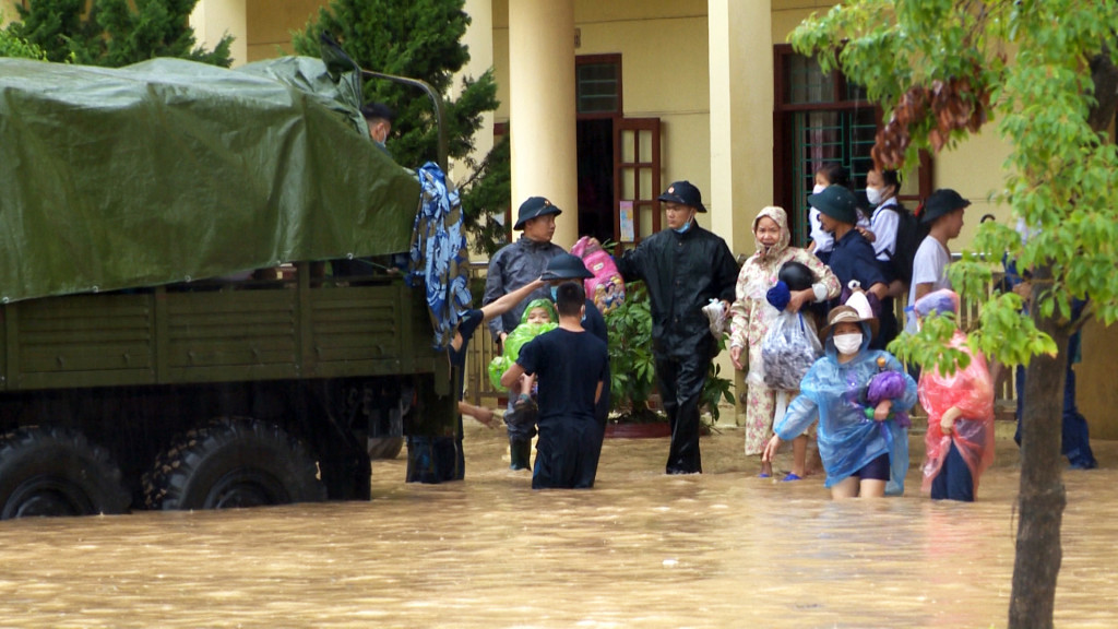 Mưa lớn trong sáng nay cũng làm nước hồ Cao Vân dâng cao và chảy tràn xuống khu vực hạ lưu, tiềm ẩn nguy cơ sạt lở Tỉnh lộ 326. (Xe ô tô quân sự cũng được huy động để đưa học sinh về nhà)