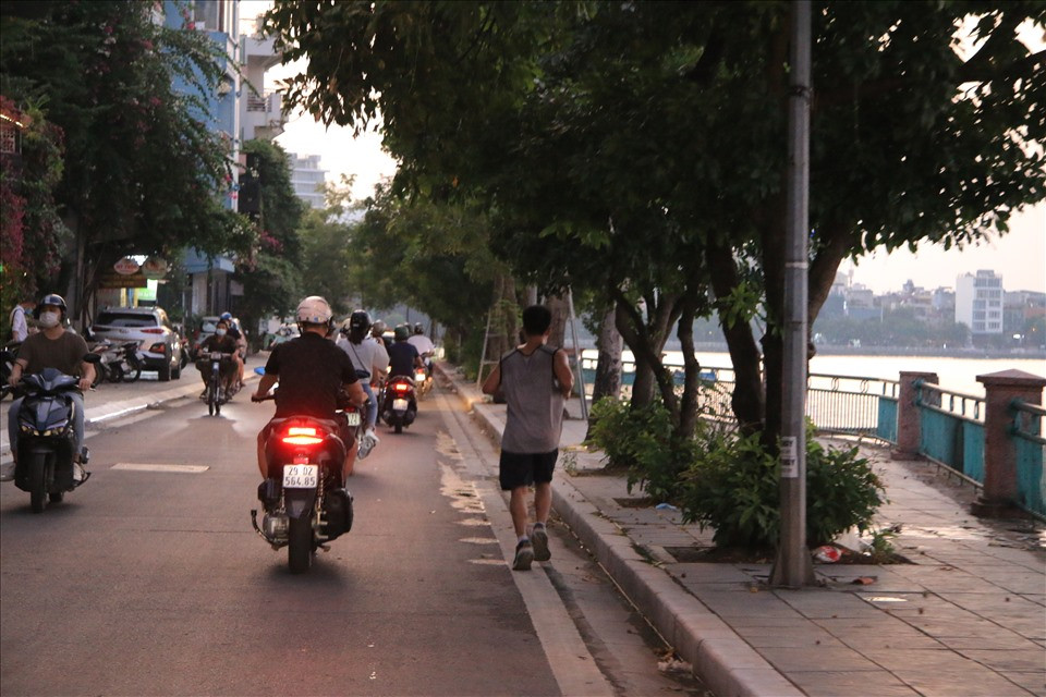 Tương tự tại hồ Tây (quận Tây Hồ), khá đông người dân tụ tập vui chơi, chụp ảnh.