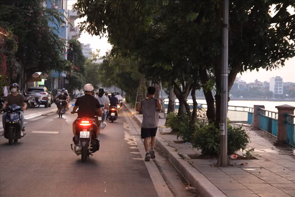 Tương tự tại hồ Tây (quận Tây Hồ), khá đông người dân tụ tập vui chơi, chụp ảnh.