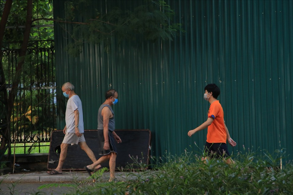 Dù chính quyền khuyến cáo người dân “chỉ ra ngoài trong trường hợp cần thiết“, song vẫn có rất đông người dân đi tập thể dục thể thao ngoài trời.