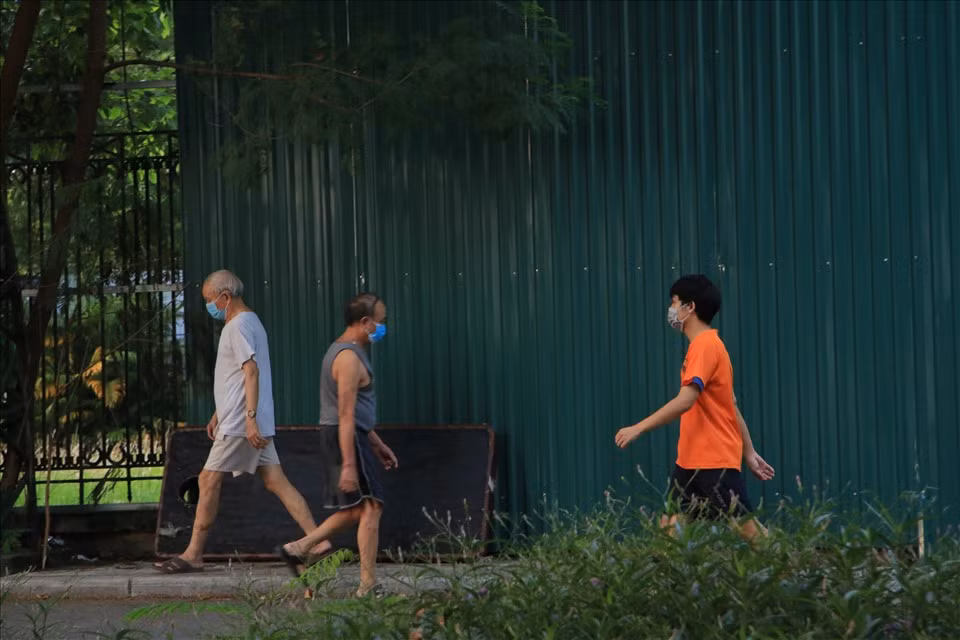 Dù chính quyền khuyến cáo người dân “chỉ ra ngoài trong trường hợp cần thiết“, song vẫn có rất đông người dân đi tập thể dục thể thao ngoài trời.