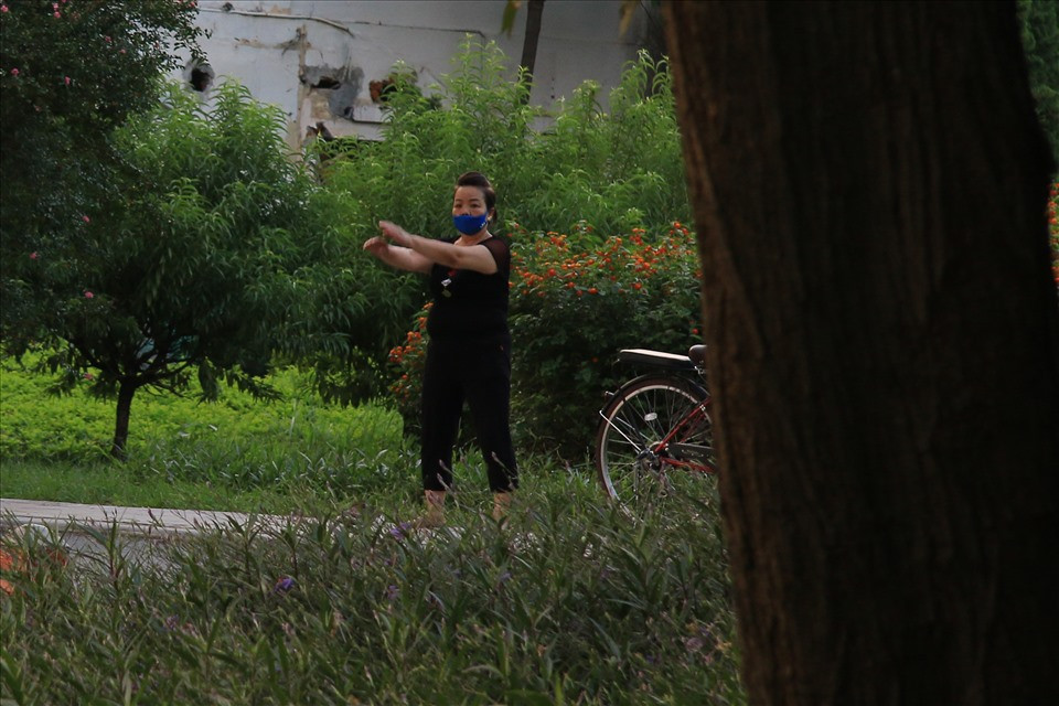 Tuy nhiên theo ghi nhận của phóng viên chiều 21.9, tại một số địa điểm trên địa bàn thành phố Hà Nội, người dân vẫn tụ tập tập thể dục, thể thao.