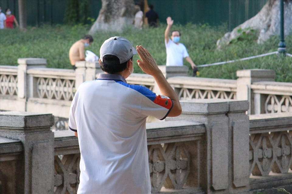 Một số người hẹn nhau đi tập thể dục tại hồ Thủ Lệ.