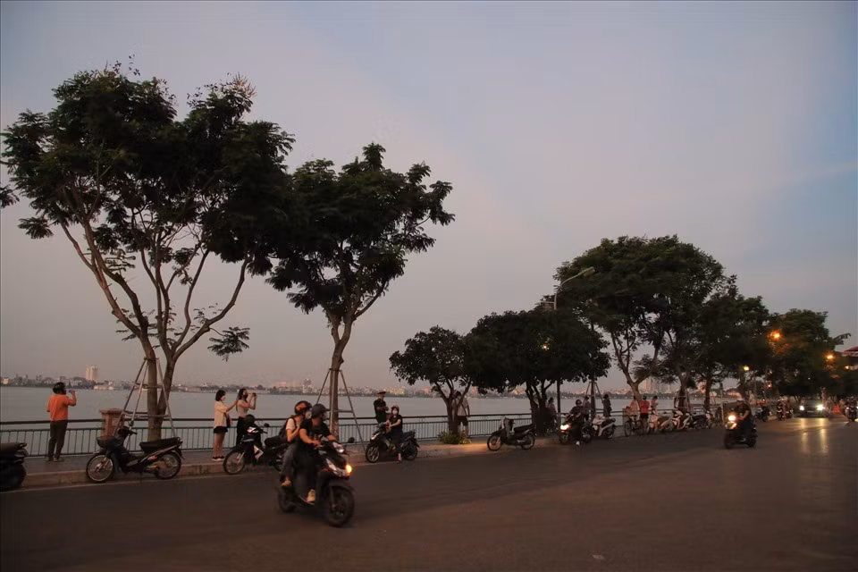 Tại ngã ba Văn Cao - Trích Sài có rất đông người dân tụ tập.