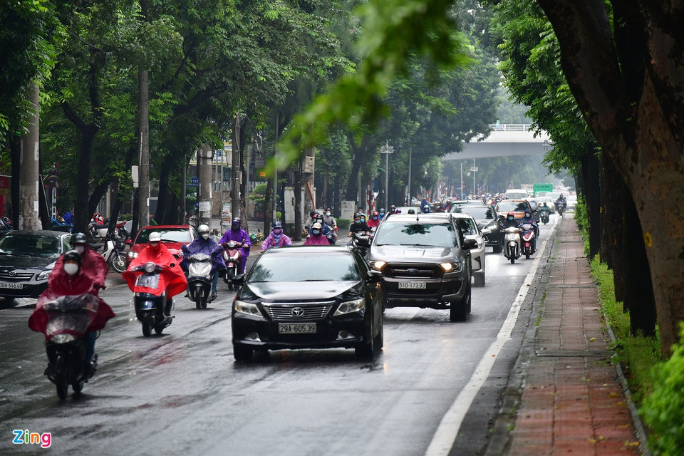 Đường Hoàng Quốc Việt có lưu lượng xe cộ thưa thớt hơn so với các tuyến huyết mạch xung quanh đó. Ảnh: Nhật Sinh.