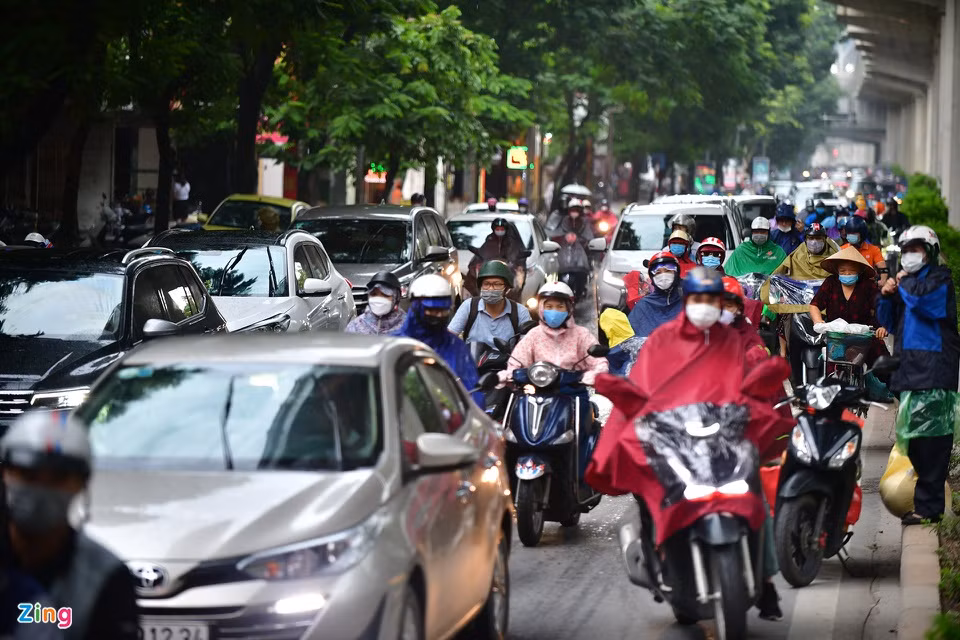 Toàn bộ trục đường Cầu Giấy - Xuân Thủy, hướng tiến vào trung tâm Hà Nội có lưu lượng phương tiện lớn từ 7h15 đến gần 8h. Ảnh: Nhật Sinh.