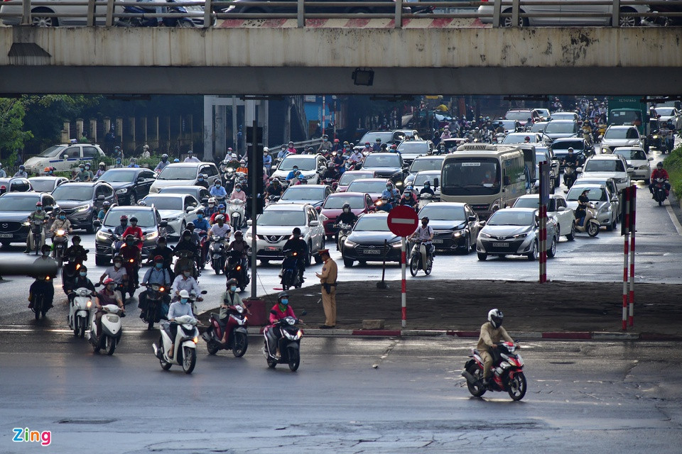 Theo ghi nhận lúc 7h20, cảnh ùn ứ cũng xuất hiện khi các phương tiện dừng chờ đèn đỏ ở ngã tư Hồ Tùng Mậu - Xuân Thủy (quận Cầu Giấy). Ảnh: Nhật Sinh.