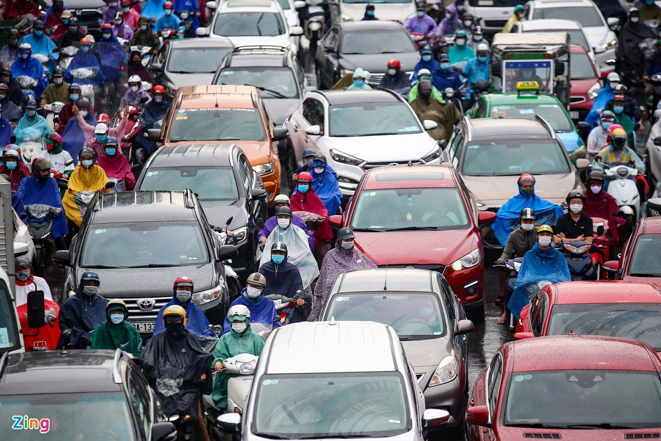 Sau gần một tuần nới lỏng giãn cách, các dịch vụ kinh doanh được hoạt động trở lại, ôtô con đã xuất hiện nhiều hơn, chiếm nhiều phần đường dành cho người đi xe máy. Ảnh: Đức Anh.