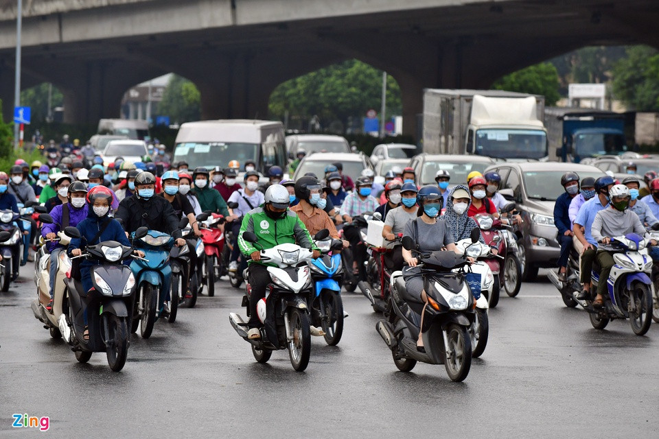 Lúc 7h10, phương tiện di chuyển ngã tư Phạm Hùng - đại lộ Thăng Long cũng đông đúc. Ảnh: Nhật Sinh.