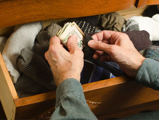 Do quá hoảng sợ và lo ngại hung thủ sát hại cả ba mẹ con nên người phụ nữ chỉ biết im lặng. Trong khi đó, kẻ lạ mặt thản nhiên mở tủ lục lọi, tìm kiếm tiền vàng rồi cướp 3 triệu đồng trước khi vượt qua hàng rào tẩu thoát trong bóng đêm đen. (Ảnh minh họa)