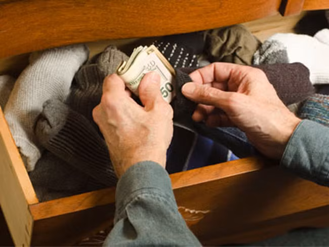 Do quá hoảng sợ và lo ngại hung thủ sát hại cả ba mẹ con nên người phụ nữ chỉ biết im lặng. Trong khi đó, kẻ lạ mặt thản nhiên mở tủ lục lọi, tìm kiếm tiền vàng rồi cướp 3 triệu đồng trước khi vượt qua hàng rào tẩu thoát trong bóng đêm đen. (Ảnh minh họa)