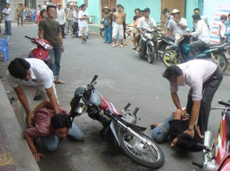 Sau khi Đỗ Thái Bình bị bắt, bọn chúng chuyển địa bàn hoạt động. Tên Phương đã chỉ huy những tên còn lại trong nhóm thực hiện các vụ cướp ở Bình Thuận, với số vũ khí còn lại mà chúng vẫn giữ được. Chỉ trong một thời gian ngắn, chúng đã gây ra 7 vụ cướp trên địa bàn Bình Thuận. Lần theo những dấu vết chúng để lại trong các vụ cướp, Ban chuyên án đã truy đuổi và bắt toàn bộ nhóm cướp vào tháng 8 năm 1994, kết thúc chuyên án này. (Ảnh minh họa)
