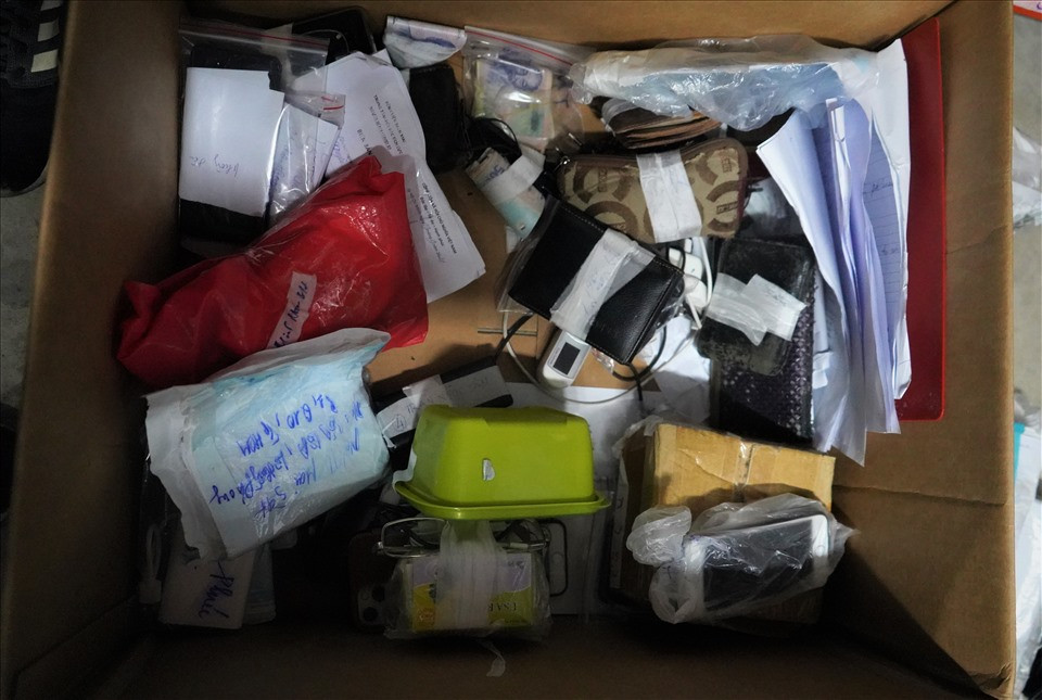 Từng chiếc điện thoại được nhân viên y tế tiến hành sạc pin, nhận diện, dán tên để phân biệt.