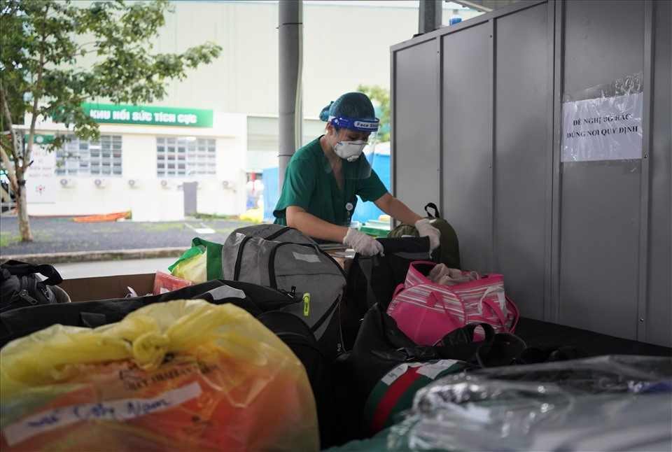 Tất cả đồ đạc đều được các y bác sĩ sắp xếp gọn gàng theo tên từng người. Trước đó, họ đã tiến hành thực hiện 3 lần khử khuẩn để đảm bảo an toàn trước khi trao lại cho người nhà.