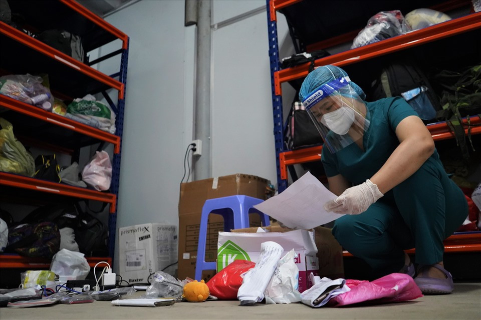 Loay hoay một hồi đến gần tối, các bác sĩ mới nhận ra tên của bố cô bé không ở trong danh sách nhận đồ trong ngày hôm nay.