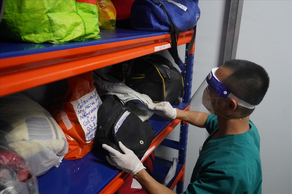 Thạc sĩ, BS. Trần Thái Sơn - Phó trưởng phòng kế hoạch tổng hợp Bệnh viện dã chiến số 16 cho biết, trong ngày hôm nay bệnh viện đã gọi hơn 100 cuộc điện thoại cho người nhà bệnh nhân nhưng chỉ hơn 20 trường hợp có thể đến nhận. “Chúng tôi sẽ tiếp tục làm công việc này để góp phần vơi đi nỗi đau của những gia đình có người thân không may có người mất vì COVID-19”, BS. Sơn nói.