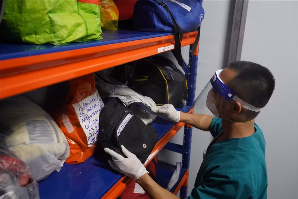 Thạc sĩ, BS. Trần Thái Sơn - Phó trưởng phòng kế hoạch tổng hợp Bệnh viện dã chiến số 16 cho biết, trong ngày hôm nay bệnh viện đã gọi hơn 100 cuộc điện thoại cho người nhà bệnh nhân nhưng chỉ hơn 20 trường hợp có thể đến nhận. “Chúng tôi sẽ tiếp tục làm công việc này để góp phần vơi đi nỗi đau của những gia đình có người thân không may có người mất vì COVID-19”, BS. Sơn nói.