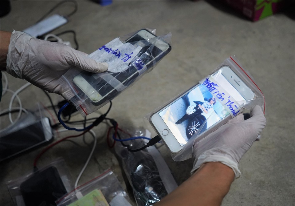 Nhân viên y tế và cả các y bác sĩ đều tận tình sạc và mở từng chiếc điện thoại để tìm, hi vọng tiếng chuông sẽ reo lên ở một chiếc máy nào đó.