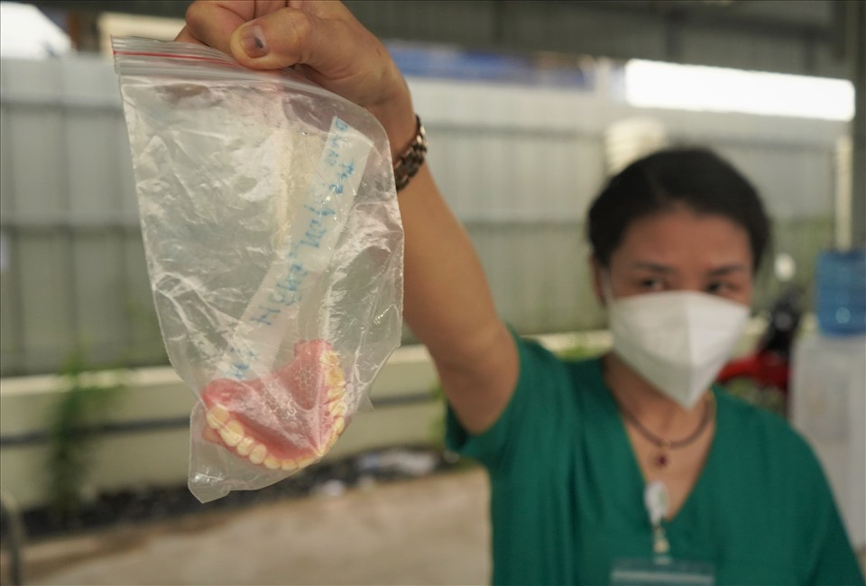 Thậm chí có những món đồ như hàm răng giả cũng được nhân viên y tế khử khuẩn vệ sinh sạch sẽ để trao gửi lại cho người nhà của bệnh nhân đã mất.