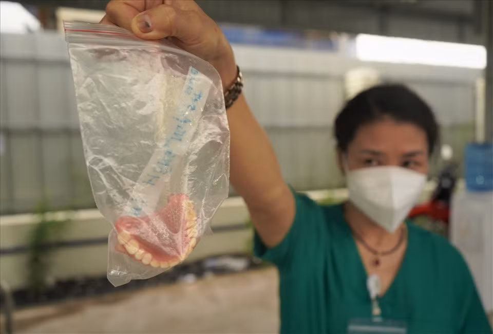 Thậm chí có những món đồ như hàm răng giả cũng được nhân viên y tế khử khuẩn vệ sinh sạch sẽ để trao gửi lại cho người nhà của bệnh nhân đã mất.