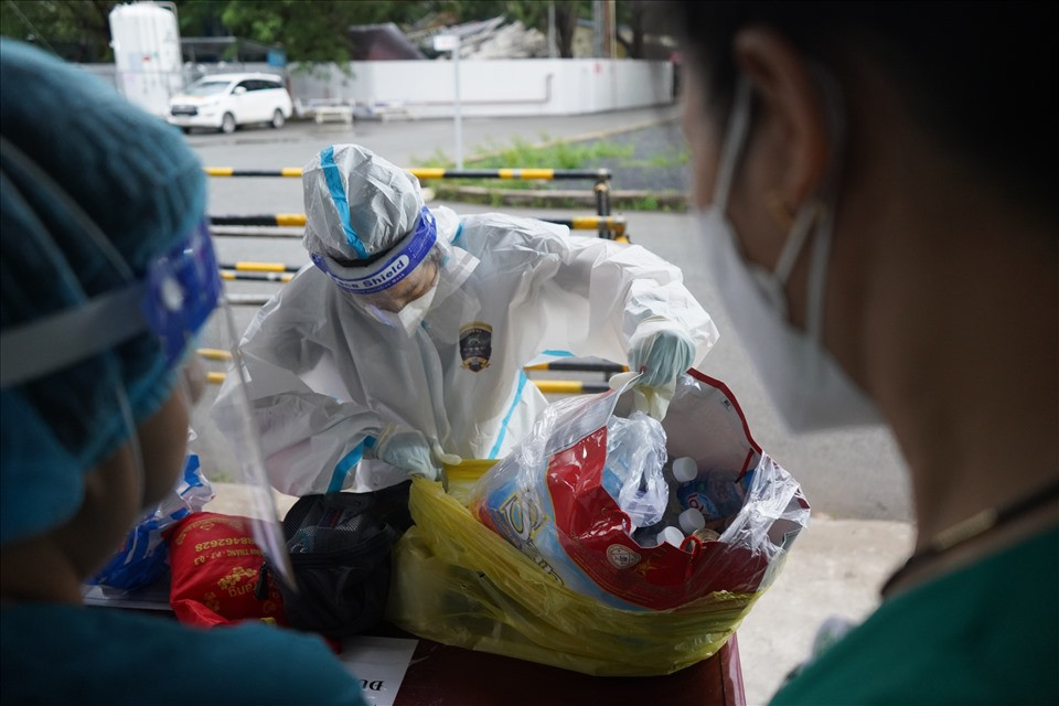 Gói đồ mà người thân được nhận lại gồm rất nhiều đồ đạc khác nhau, như quần áo, vật dụng cá nhân, điện thoại, chứng minh nhân dân, thẻ bảo hiểm… Tất cả đều là những vật dụng gắn liền với bệnh nhân quá cố trong những ngày cuối cùng của cuộc đời.