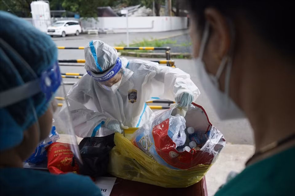 Gói đồ mà người thân được nhận lại gồm rất nhiều đồ đạc khác nhau, như quần áo, vật dụng cá nhân, điện thoại, chứng minh nhân dân, thẻ bảo hiểm… Tất cả đều là những vật dụng gắn liền với bệnh nhân quá cố trong những ngày cuối cùng của cuộc đời.