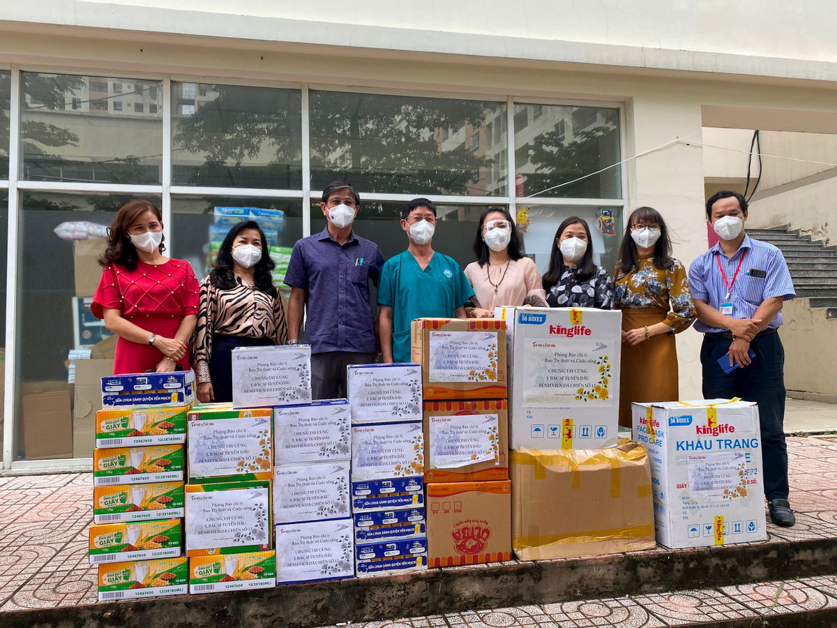 Chung tay ho tro cac phao dai tuyen dau chong dich COVID-19-Hinh-4