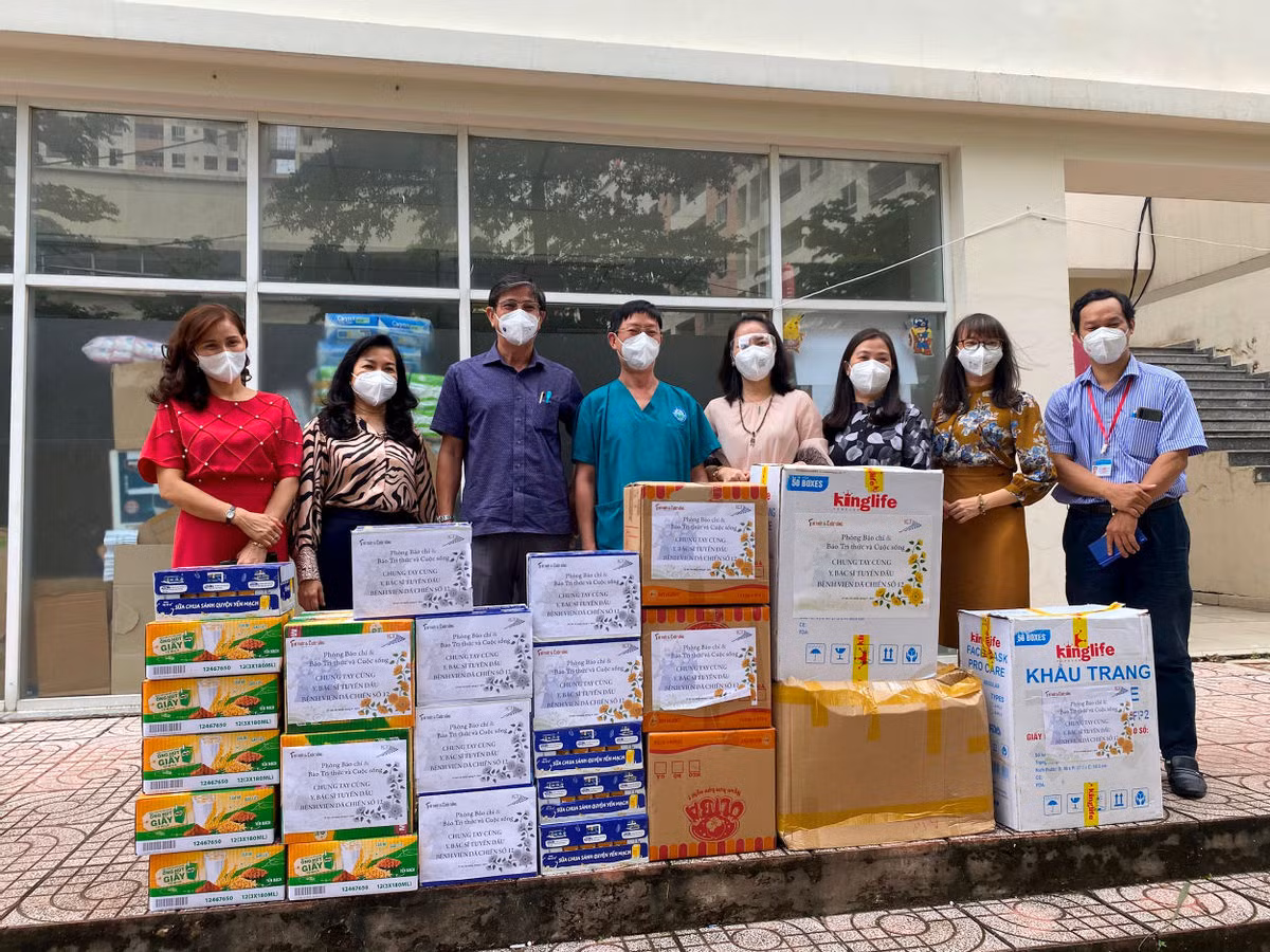 Chung tay ho tro cac phao dai tuyen dau chong dich COVID-19-Hinh-4